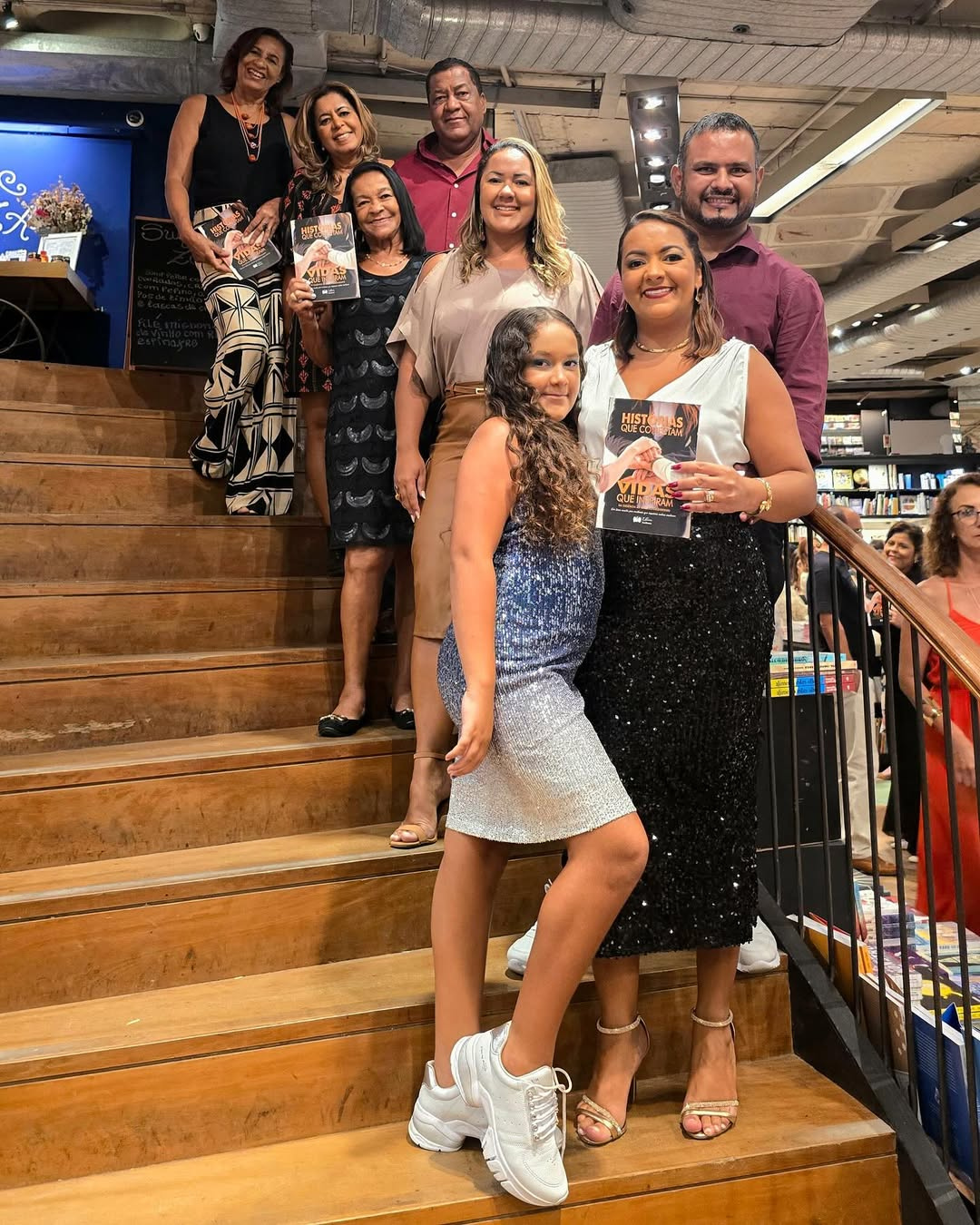Família da Renata na escada da Livraria da Travessa