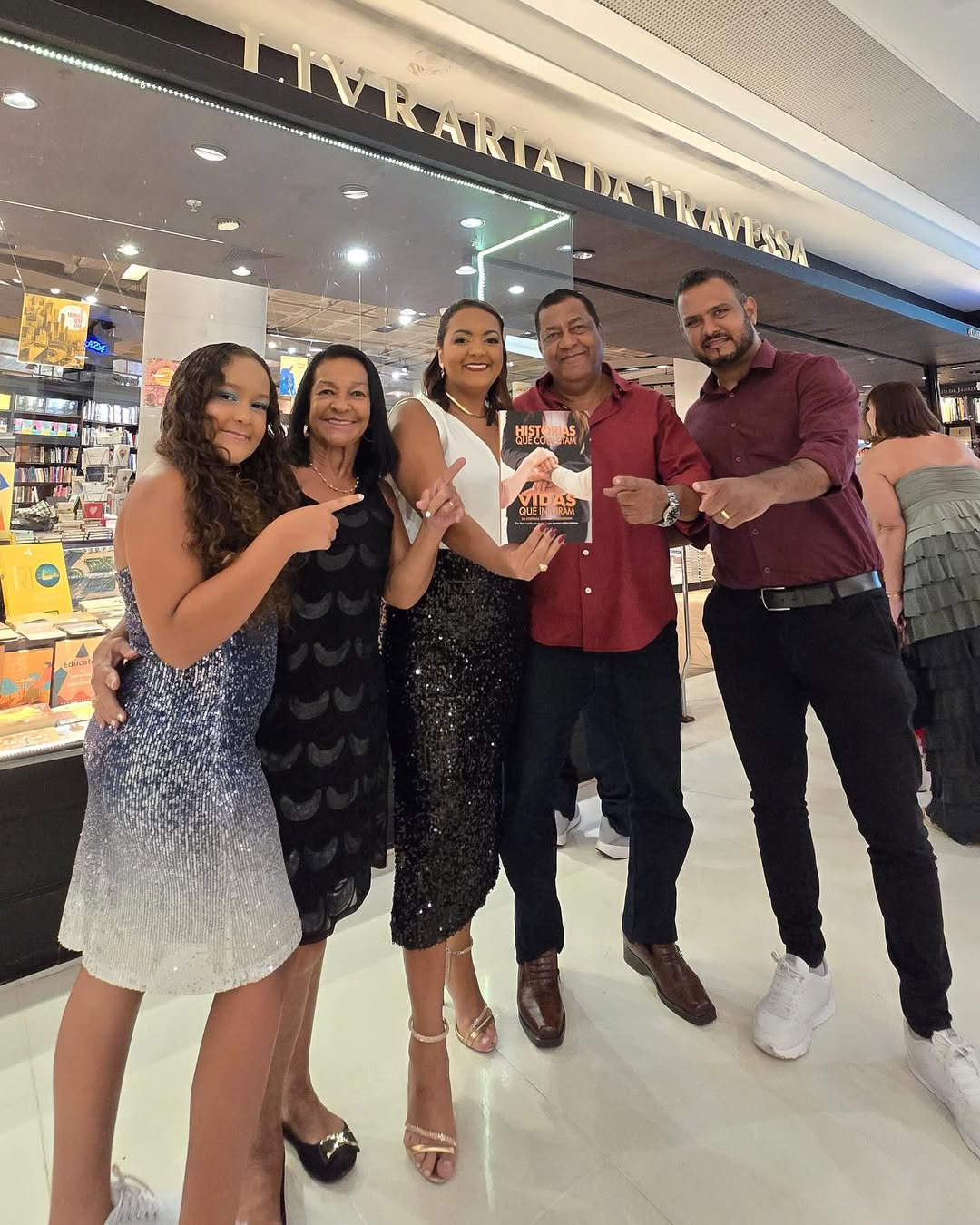 Renata e família na frente da Livraria da Travessa