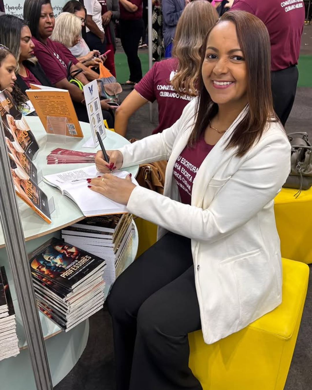 Renata Freire assinando o livro na Bienal