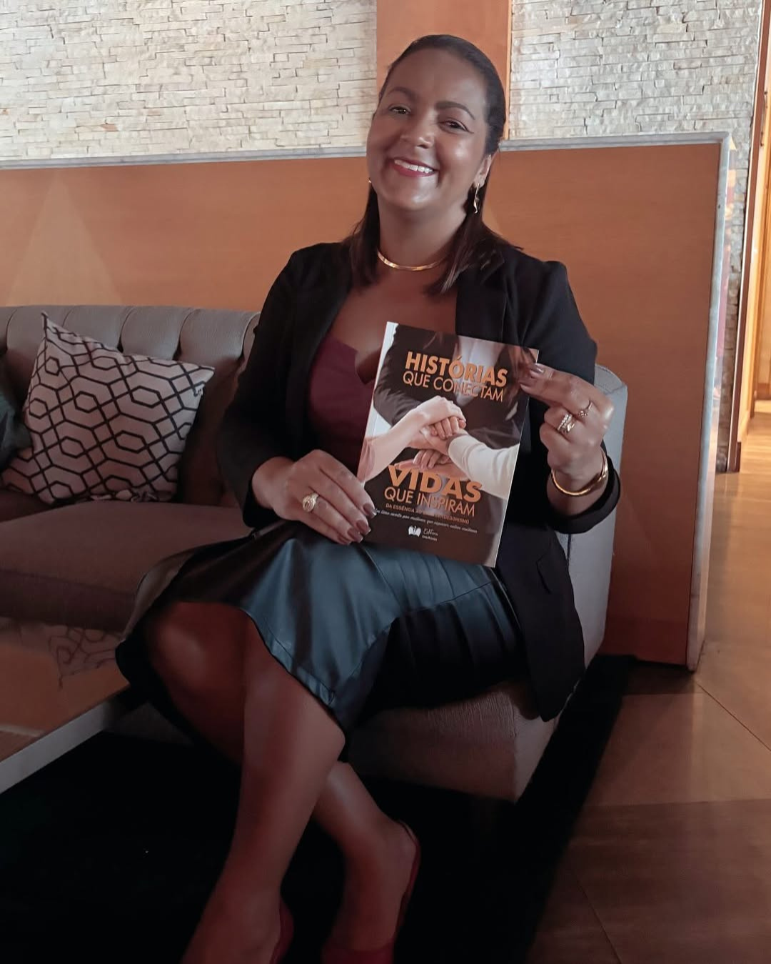 Renata segurando o livro